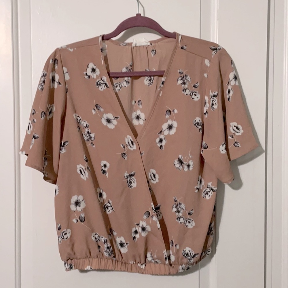 Floral blouse with stretchy band!